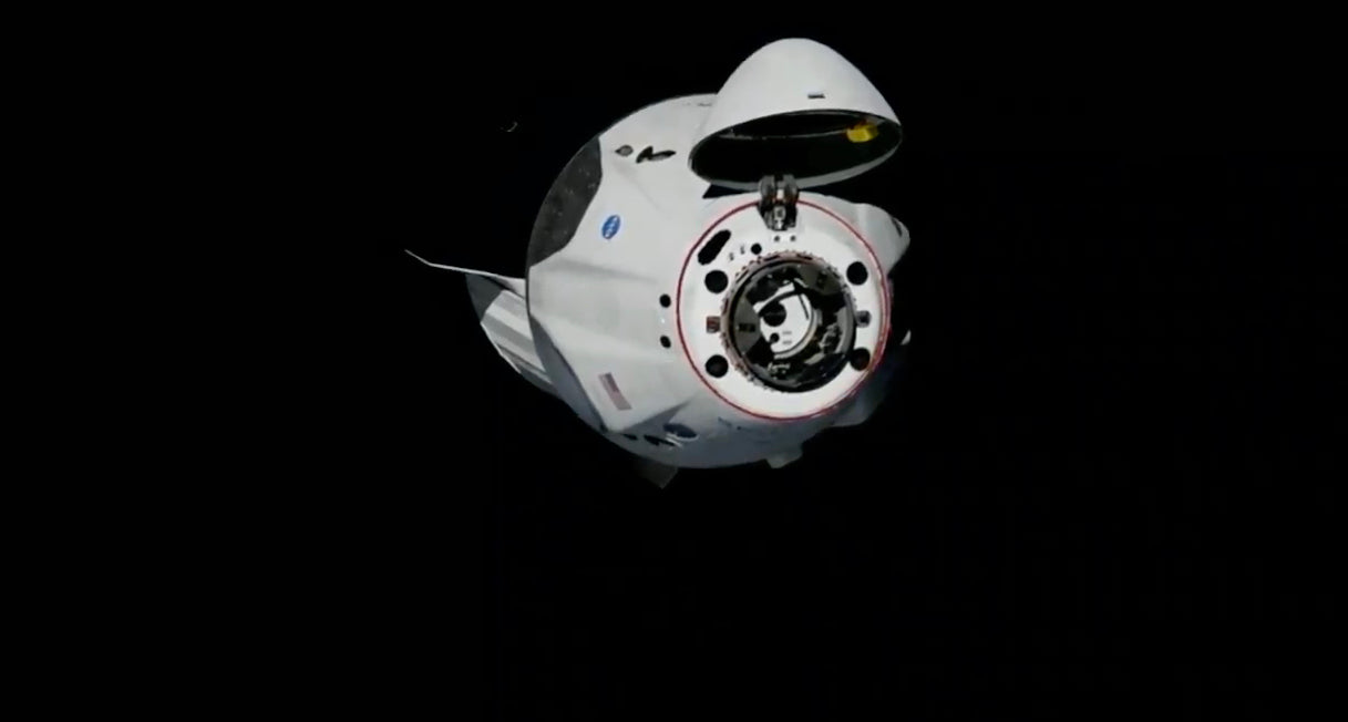 La primera nave espacial tripulada de SpaceX se acopló con éxito con la Estación Espacial Internacional